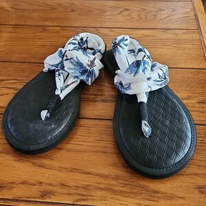 5/$15 New Body Glove women's large dressy sandals